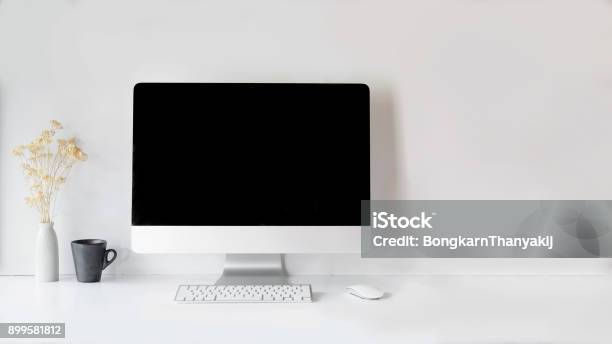 현대 깨끗 한 작업 이랑 빈 화면이 데스크톱 컴퓨터와 컴퓨터에 대한 스톡 사진 및 기타 이미지 - 컴퓨터, 책상, 데스크탑 컴퓨터