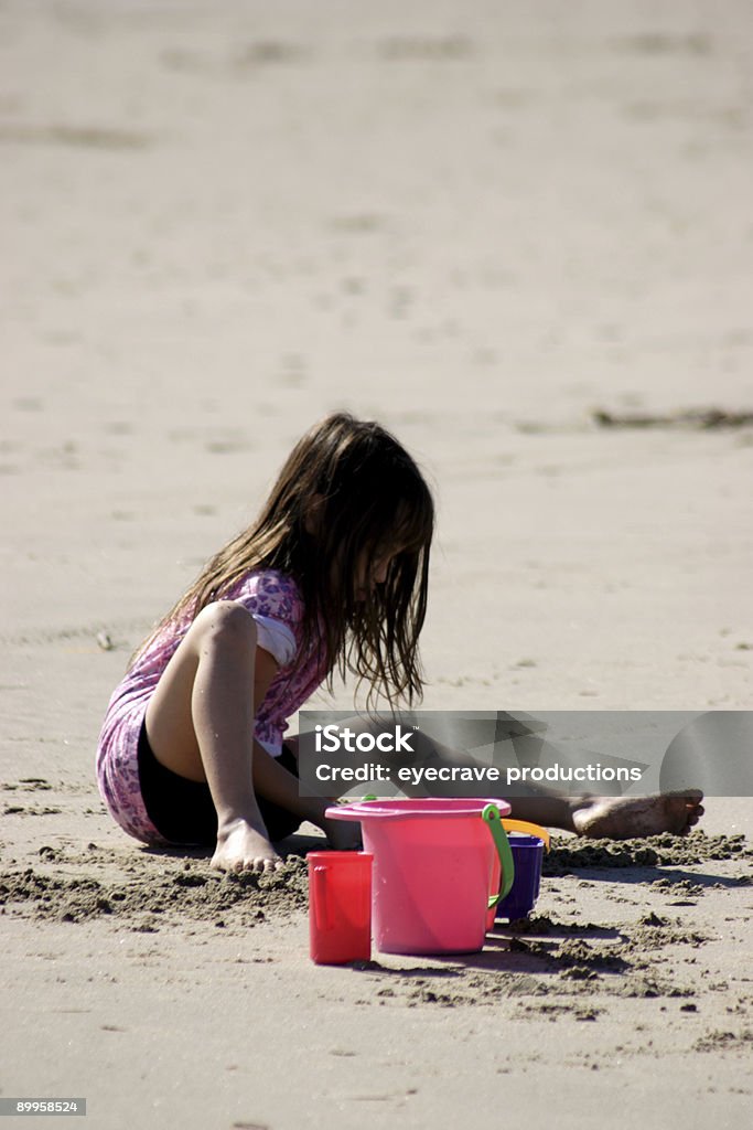 Fille de châteaux de sable - Photo de Activité de loisirs libre de droits