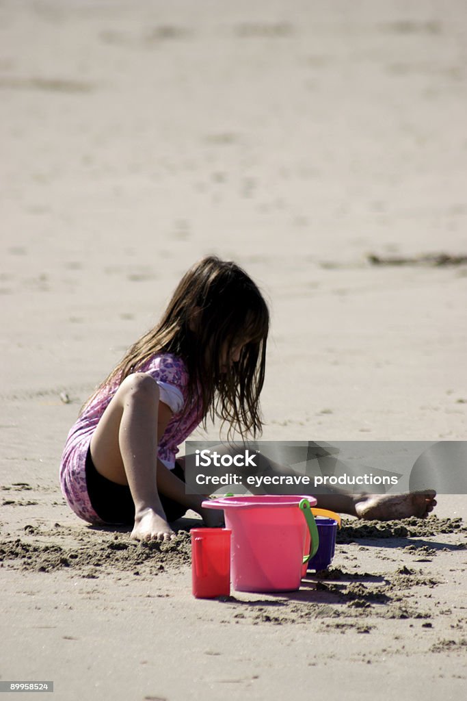 Песчаный замок девушка - Стоковые фото Береговая линия роялти-фри