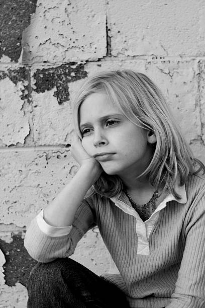 tristesse - child grief mourner disappointment photos et images de collection