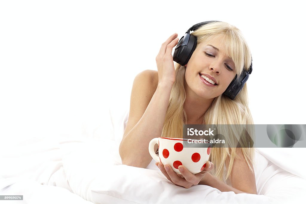 Kawa i muzyka w łóżku - Zbiór zdjęć royalty-free (Blond włosy)