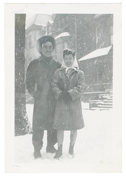 mladý asijský pár skenován - zima fotky - stock snímky, obrázky a fotky