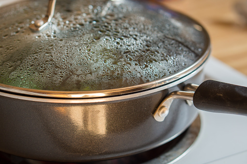pot lid steam on stove