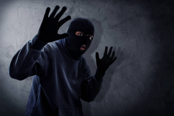 ladro mascherato catturato - burglary thief fear burglar foto e immagini stock