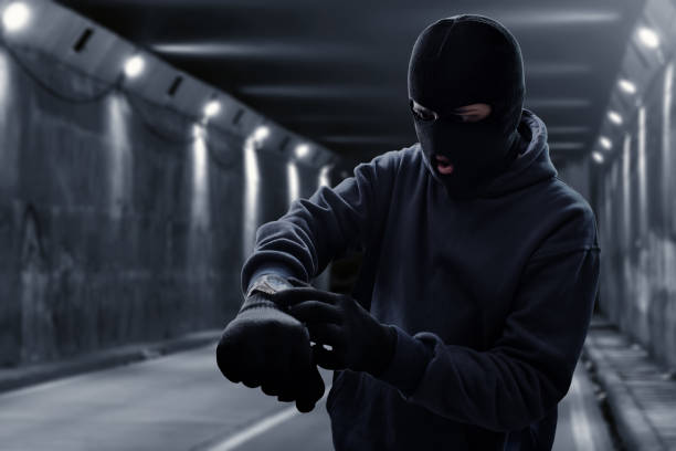 istock Masked thief waiting in tunnel 899597596