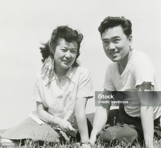 Junge Asiatische Paar Sitzen In Den Rasen Stockfoto und mehr Bilder von Altertümlich - Altertümlich, Retrostil, Fotografie