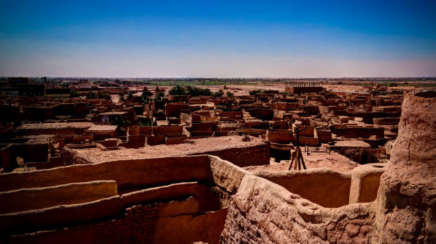 aerial view to balat old town, dakhla oasis, egypt - desert egyptian culture village town imagens e fotografias de stock