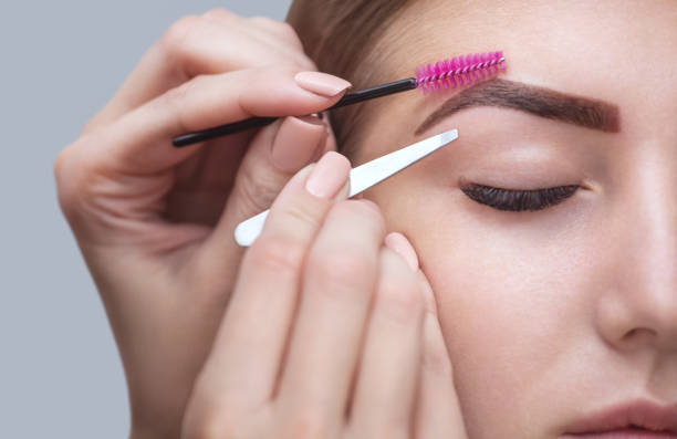 istock Master makeup corrects, and gives shape to pull out with forceps previously painted with henna eyebrows 899602402