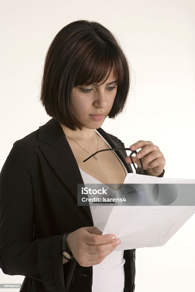 Donna leggendo e con occhiali - Foto stock royalty-free di Abbigliamento da lavoro