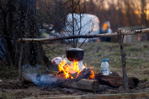 Campfire With A Cooking Pot Stock Photo - Download Image Now - Adventure,  Black Color, Boiling - iStock