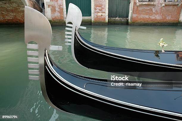 Dois Gondolas Veneza Itália - Fotografias de stock e mais imagens de Ao Ar Livre - Ao Ar Livre, Canal - Água Corrente, Cultura Italiana