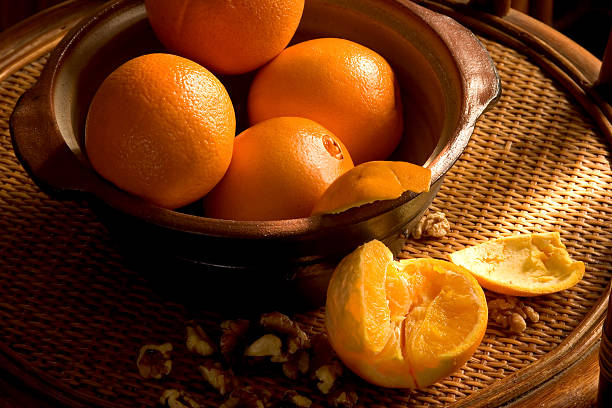 Stillife en rotin avec des oranges sur un plateau - Photo