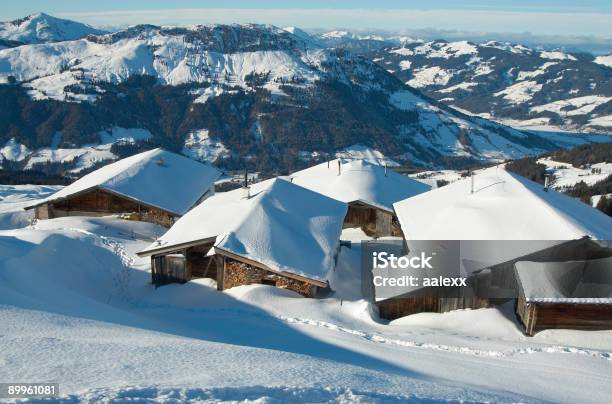 Photo libre de droit de De Magnifiques Pavillons banque d'images et plus d'images libres de droit de Alpes européennes - Alpes européennes, Arbre, Bleu