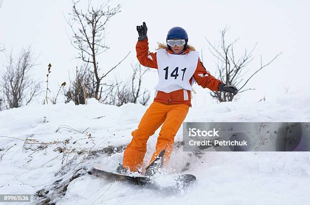 Ragazza Di Snowboard In Discesa - Fotografie stock e altre immagini di Adulto - Adulto, Agilità, Allegro