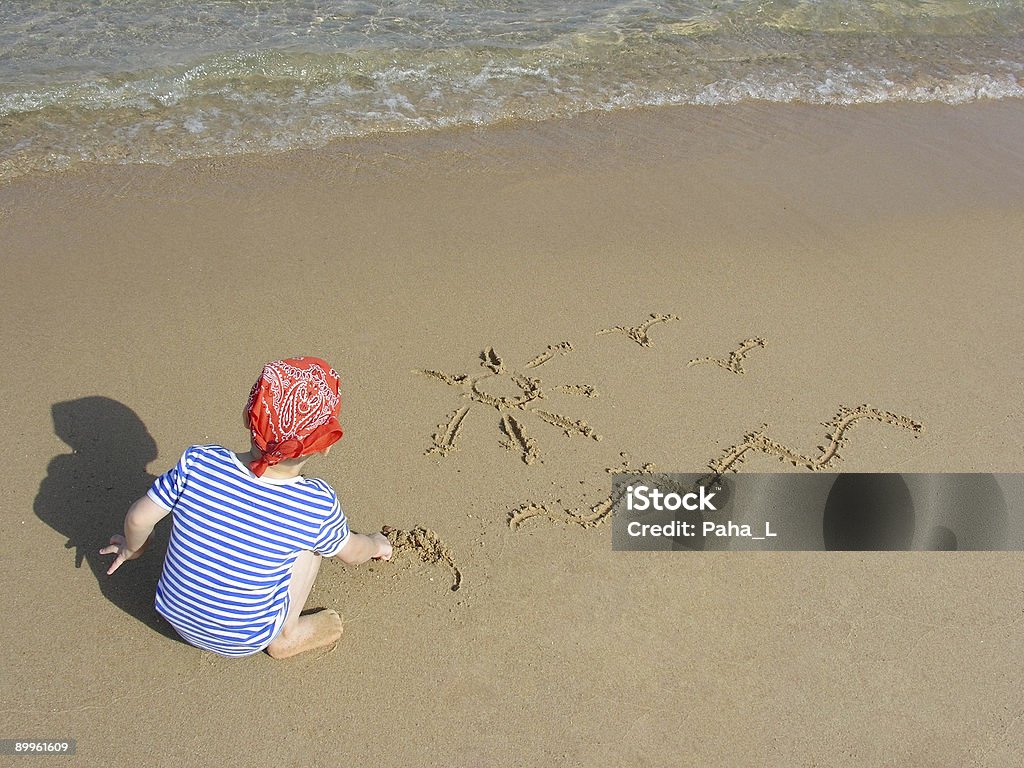 Chłopiec narysować na plaży - Zbiór zdjęć royalty-free (Dziecko)