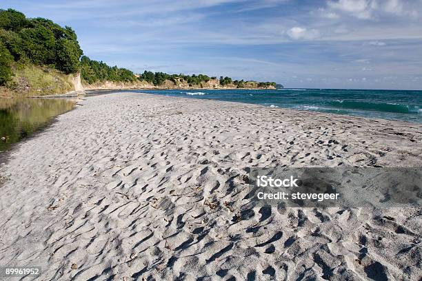 Spiaggia Caraibica Di Sabbia - Fotografie stock e altre immagini di Ambientazione esterna - Ambientazione esterna, Baia, Bianco
