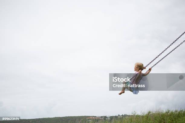 Kleines Kind Schwingt Auf Einer Holzschaukel Stockfoto und mehr Bilder von Kind - Kind, Schaukel, Spielen