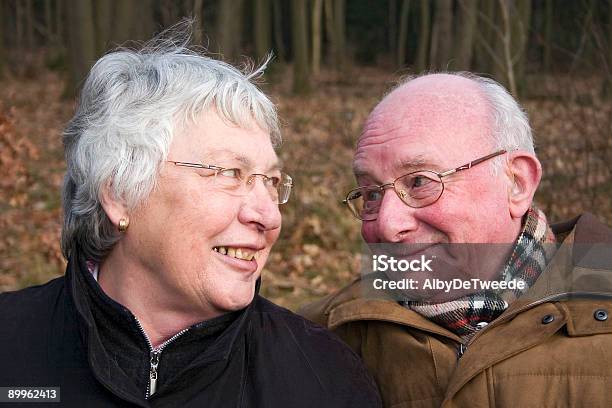 Casal Amoroso - Fotografias de stock e mais imagens de 1980-1989 - 1980-1989, Abraçar, Adulto