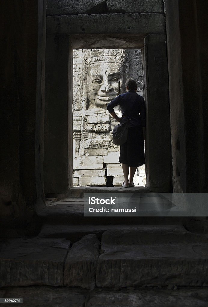 Angkor Wat: Através da porta - Foto de stock de Angkor royalty-free