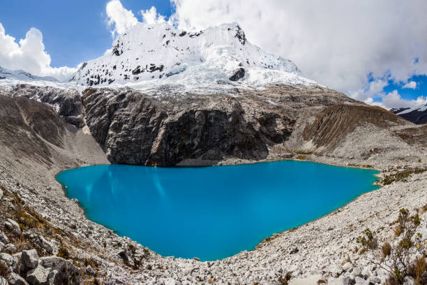 озеро лагуна 69 и гора чакрараху - mountain peru cordillera blanca mountain range стоковые фото и изображения