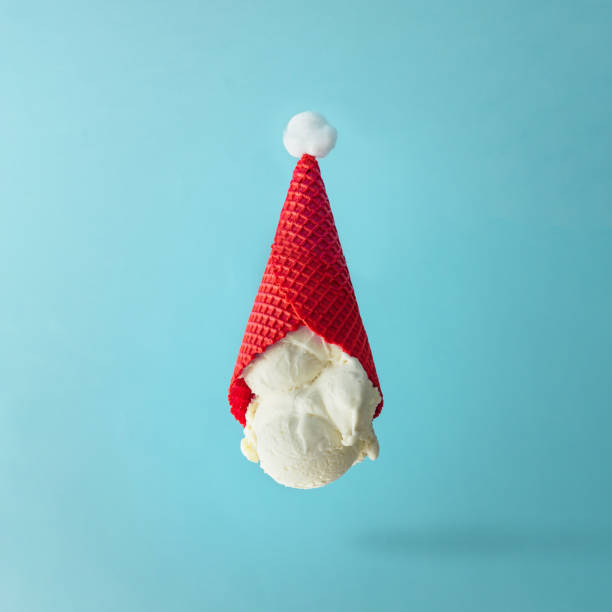 kapelusz świętego mikołaja wykonany z odwróconych lodów waniliowych. boże narodzenie wakacje minimalna koncepcja. - ice cream cone ice cream vanilla ice cream isolated zdjęcia i obrazy z banku zdjęć