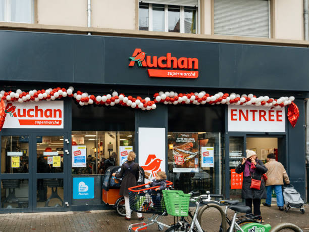 nuovo ingresso al supermercato auchan nel quartiere francese - architettura ed edifici foto e immagini stock