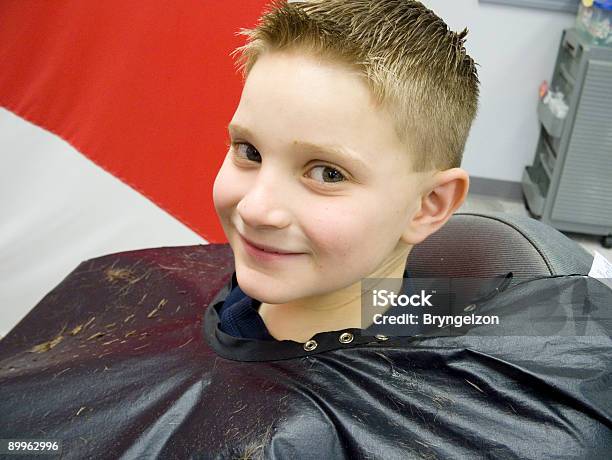 Foto de Corte De Cabelo Com Um Sorrisosérie 3 e mais fotos de stock de Adulto - Adulto, Alto - Descrição Geral, Arranhado