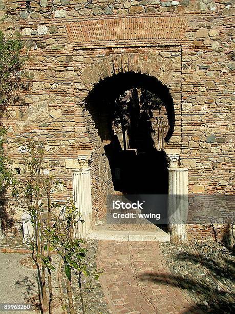 Arqueado Pedra Entrada - Fotografias de stock e mais imagens de Antigo - Antigo, Ao Ar Livre, Arcaico