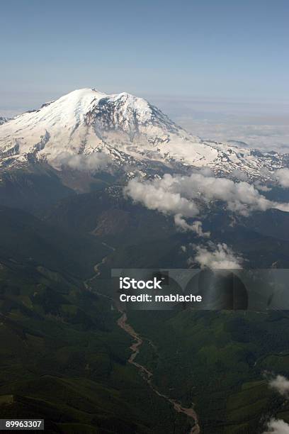 レーニア山空からの眺め - ふもとのストックフォトや画像を多数ご用意 - ふもと, アンテナ, カラー画像