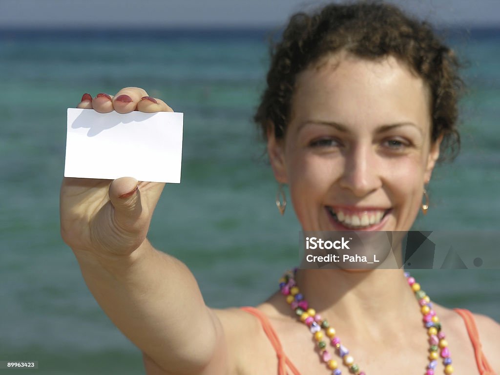 Menina com papel para texto na praia - Foto de stock de Adulto royalty-free