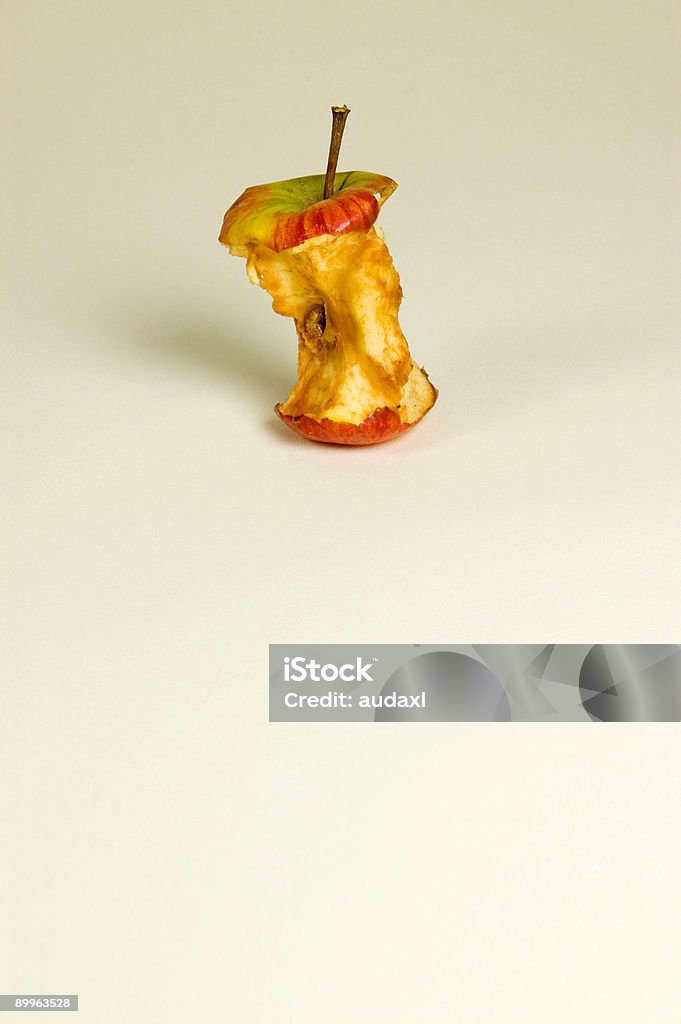 Vecchio Torsolo di mela - Foto stock royalty-free di Affamato