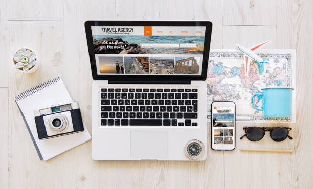istock devices with travel agency responsive web 899640172