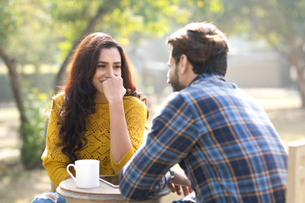 pareja india romántica tomando café en el parque - coquetear fotografías e imágenes de stock