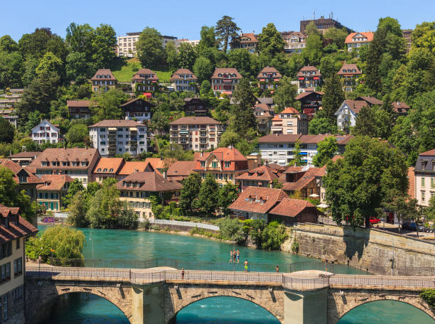 città di berna in svizzera in estate - bridge people berne river foto e immagini stock