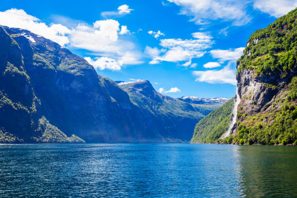 geiranger geirangerfjord, norwegen - water waterfall sky seascape stock-fotos und bilder