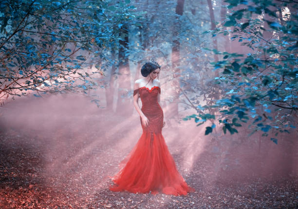 istock Young Queen in a Luxurious Dress 899653600