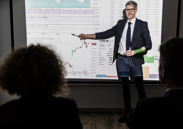 istock Business speech in front of projection screen 899658388