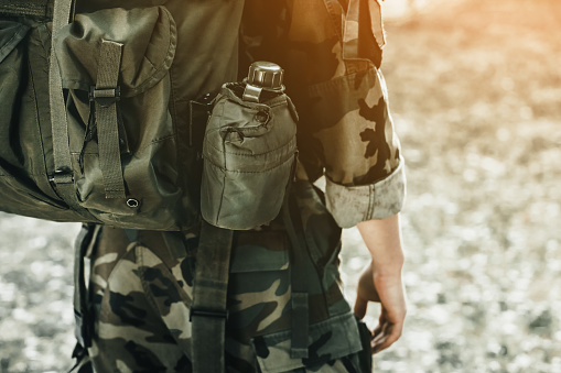 El soldado en el desempeño de tareas de camuflaje y guantes de protección photo