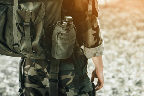 солдат при исполнении заданий в камуфляже и защитных перчатках - военная подготовка стоковые фото и изображения