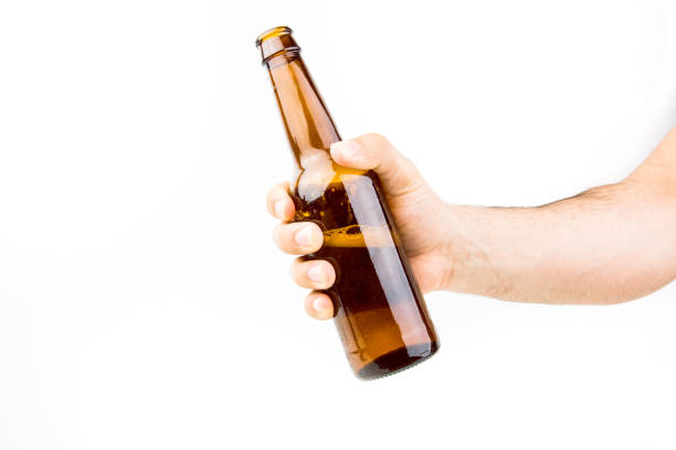 bottiglia di birra con mano - beer bottle beer cold alcohol foto e immagini stock