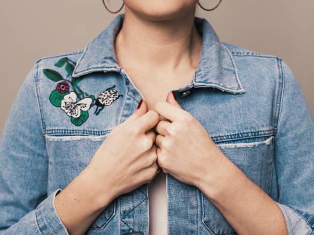 mujer chaqueta de mezclilla moda primavera verano con bordado - needlecraft product fotografías e imágenes de stock