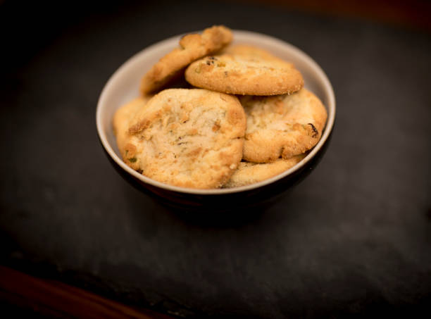 delizioso, delizioso e lussuoso pistacchio al forno casalingo e biscotti di pasta frolla al cioccolato in una ciotola - biscotti cookie chocolate pistachio foto e immagini stock