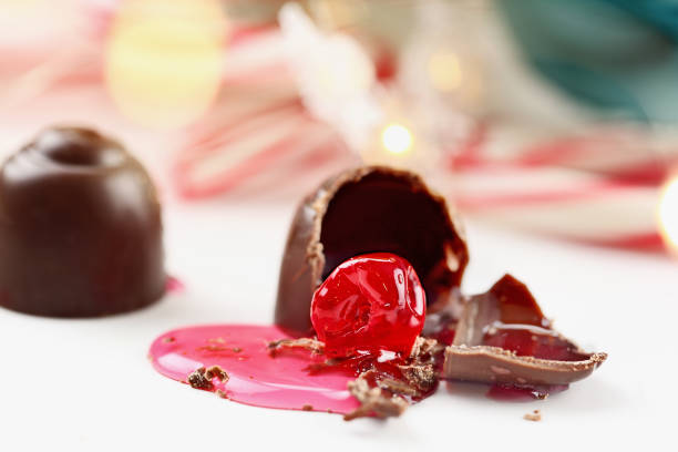 due ciliegie ricoperte di cioccolato - chocolate dipped foto e immagini stock