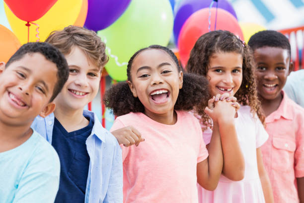 y multiétnicos niños riendo, globos de colores - child balloon outdoors little boys fotografías e imágenes de stock