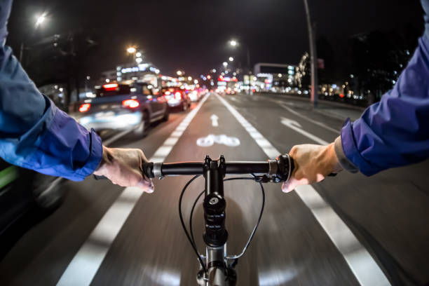 자전거 교통 체증 과거 자전거 경로에 드라이브 - car speed lifestyles night 뉴스 사진 이미지
