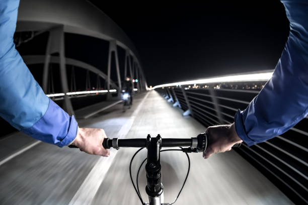 widok z pierwszej osoby rowerzysty w mieście w nocy - unsolicited zdjęcia i obrazy z banku zdjęć