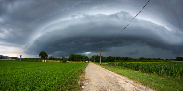 tempestade, perseguindo a itália - storm corn rain field - fotografias e filmes do acervo