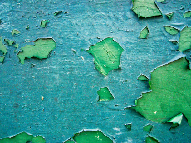 istock Cracked Peeled Green Paint 899716178