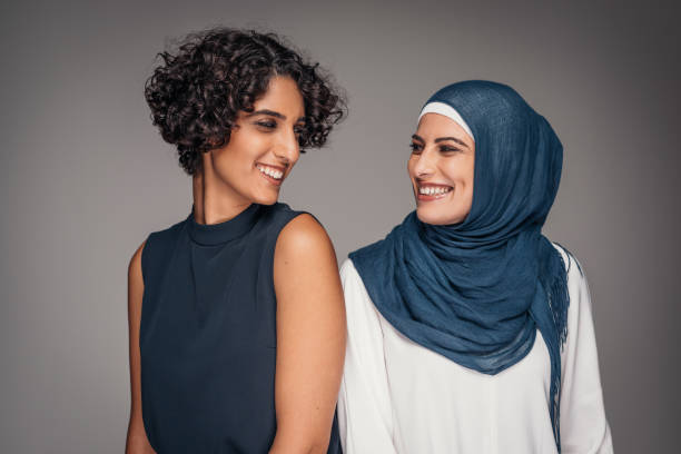 retrato de dos mujeres hermosas del medio oriente que viven y trabajan en australia - version 2 fotos fotografías e imágenes de stock