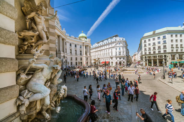 туристов на михаэлерплац в городе вена - михайловская площадь стоковые фото и изображения